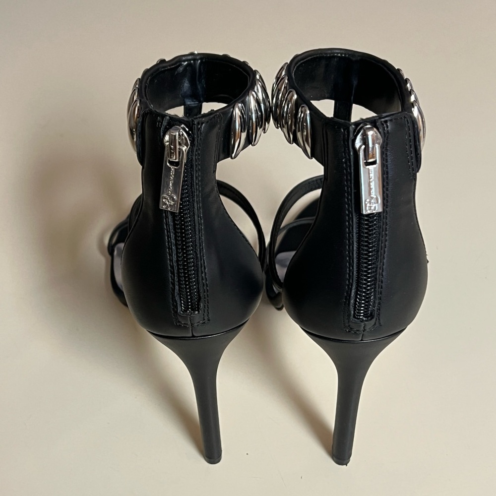 Black heels by Jessica Simpson - Picture 2 of 4